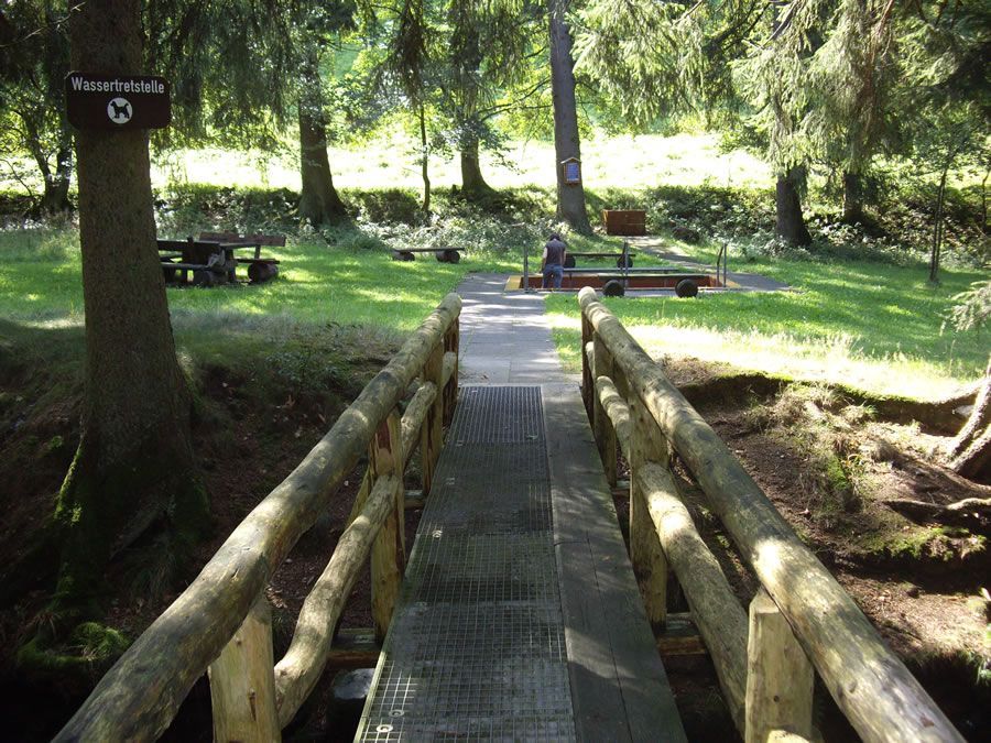 Brücke über die Lonau zur Wassertretstelle